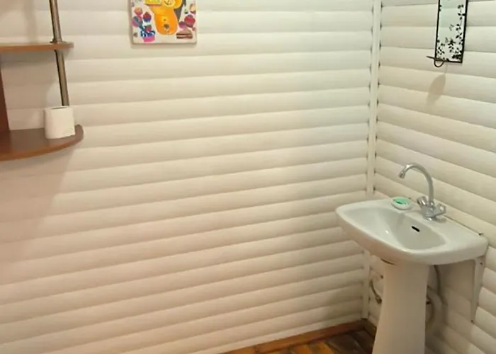 сдам посуточно дом со сруба с беседкой в элитном районе совиньон